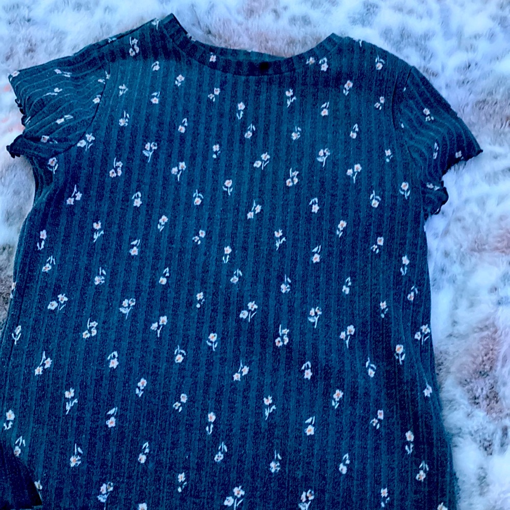 A tight crop top kinda shirt not bad condition